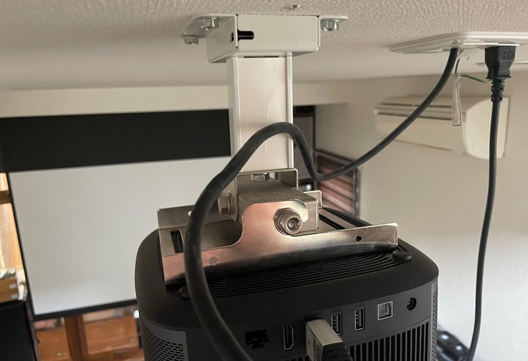 カメラ三脚の穴で固定する方法を発見！ | プロジェクタースクリーン