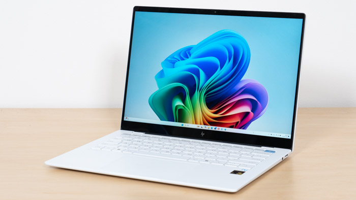 ホワイトカラーのAI PC、HP OmniBook X 14-feの実機レビュー