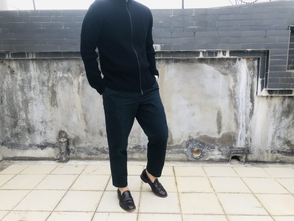 J」でおすすめしたいニットは『ミドルゲージリブフルジップセーター