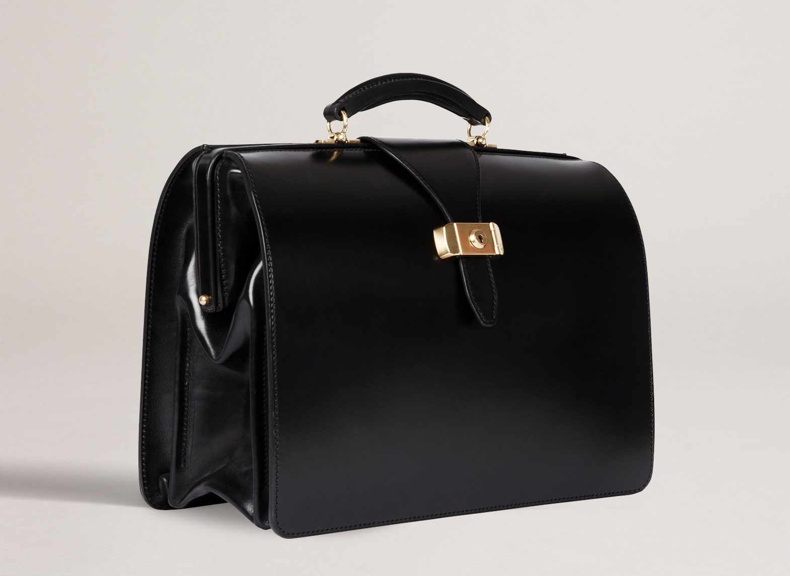 100年間受け継がれた技術：ダンヒルのウォルズレー ドクター バッグ