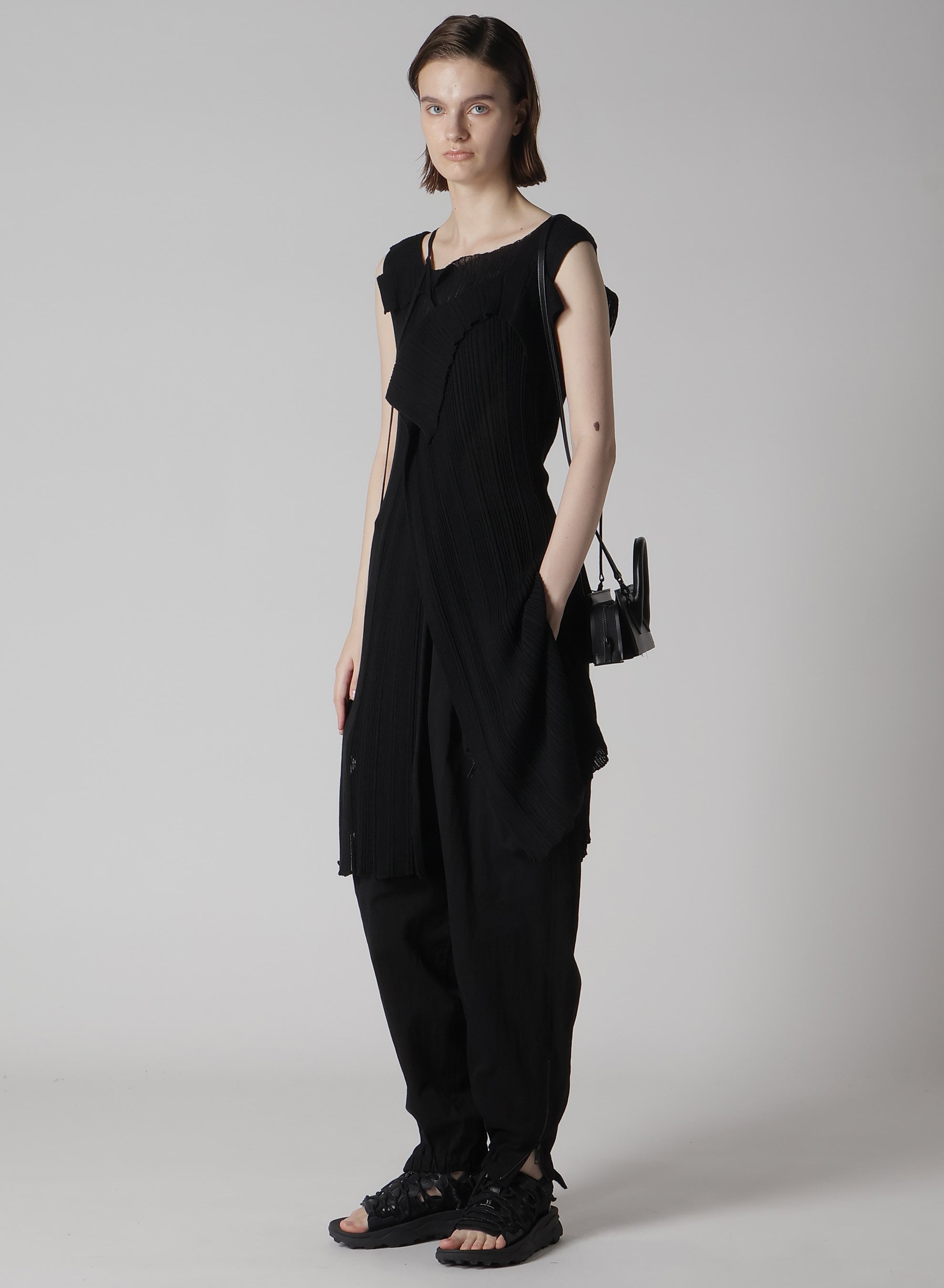 SEMI-GLOSS LEATHER CHOPPED SQUARE MINI BAG(FREE SIZE Black): Y's