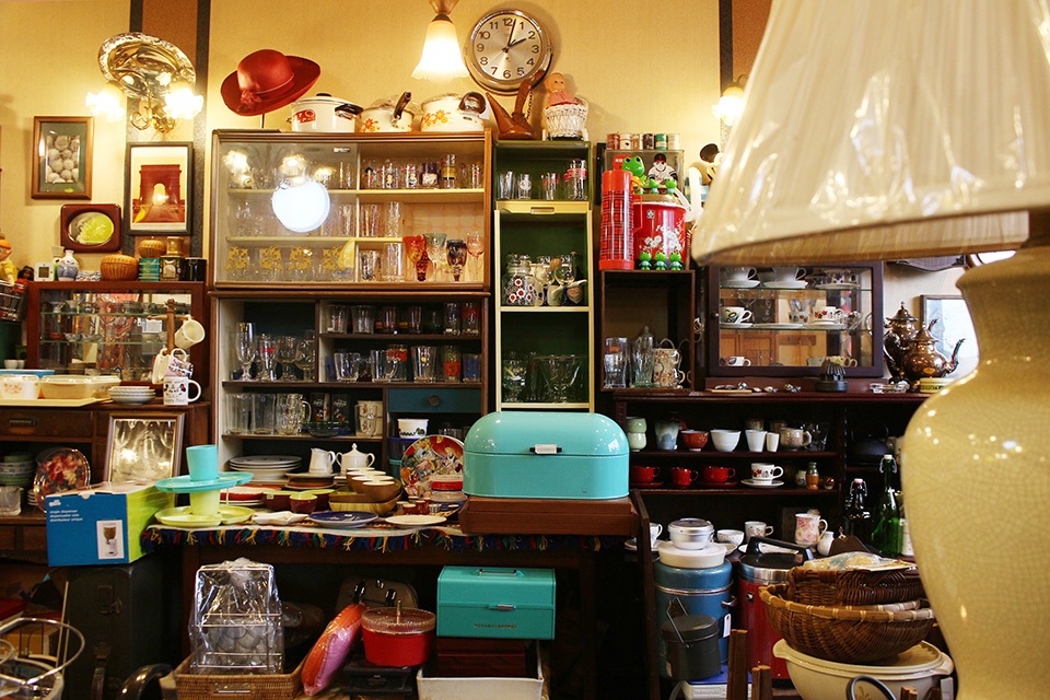 五泉駅前にオープンした、レトロ雑貨の専門店「VIS-A-VIS」。 | Things