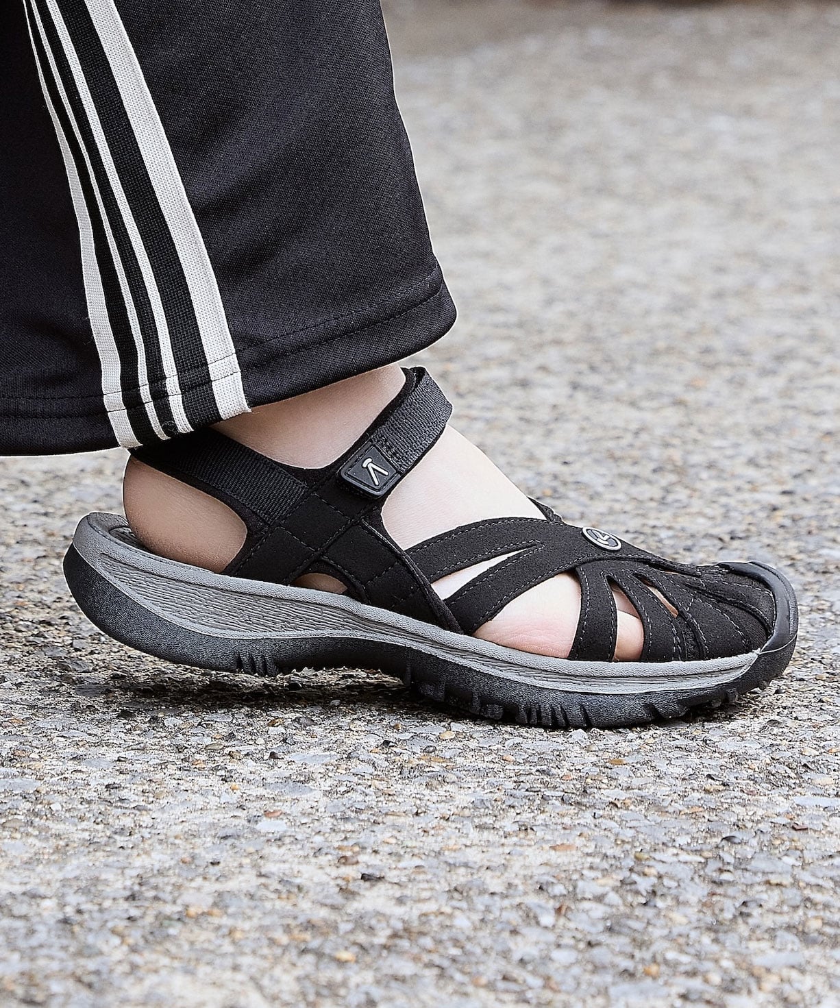 楽天市場】キーン ローズサンダル ブラックの通販