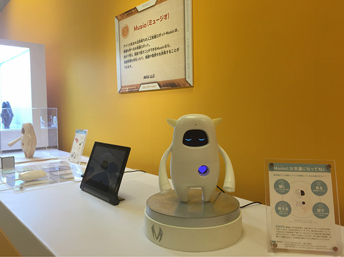 英語の先生はロボット！ 会話を通してお互いが成長するAI｜KDDI トビラ