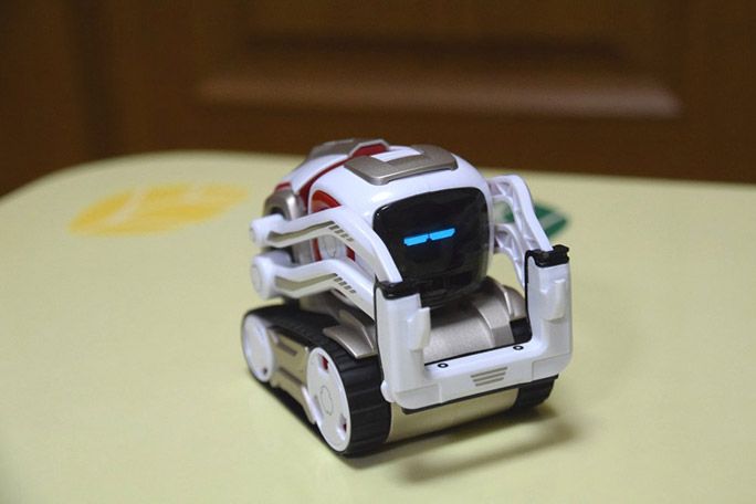 プログラミング学習にオススメ！ 人になついて成長するAIロボ『COZMO
