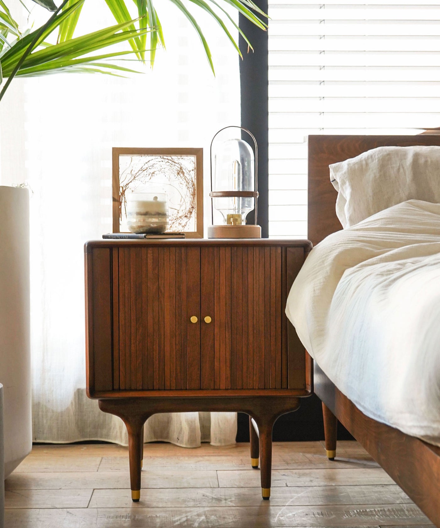 JULIE ベッドサイドテーブル ダークブラウン - 北欧ヴィンテージ