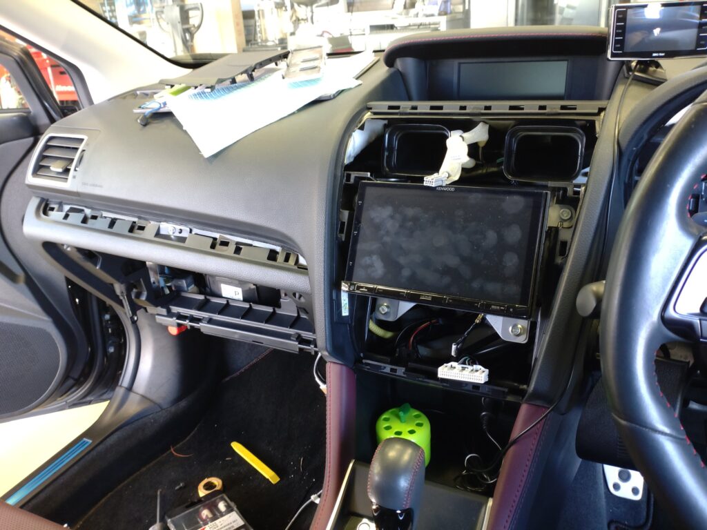 レヴォーグの純正ドライブレコーダー取り外しは、地獄! - 早い！安心