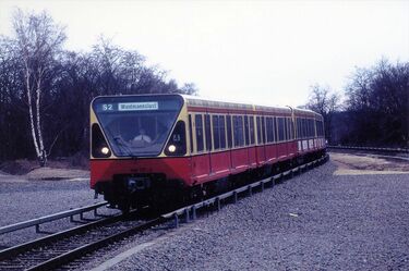 東ドイツの面影｢ベルリンの鉄道｣90年代の記憶 戦前製電車が｢壁｣で寸断