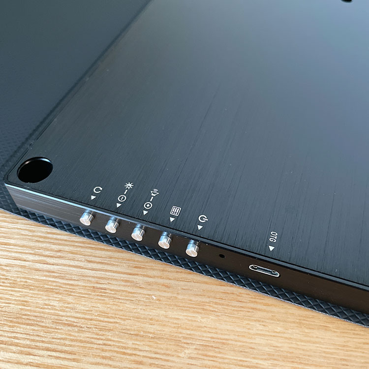 EVICIVのモニター EVC-1601を購入しました。この冬はモバイルモニター