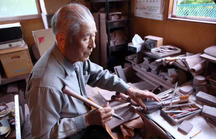 東山町の名産品「紫雲石硯」とは? 唯一人残る製硯師が語るその歴史