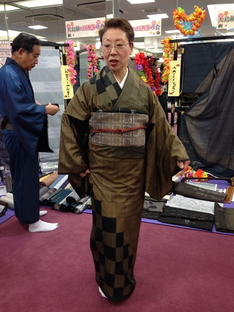 ウコン染め絵羽柄のモダンな大島紬 - 東京きもの｜着物・レンタル