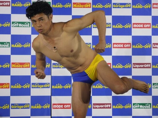 1ページ目】小島よしおが長男にギャグと名前と海パンを譲って「二代目