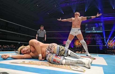 新日本】オカダ・カズチカ 棚橋弘至との〝最後の一騎打ち〟制し号泣