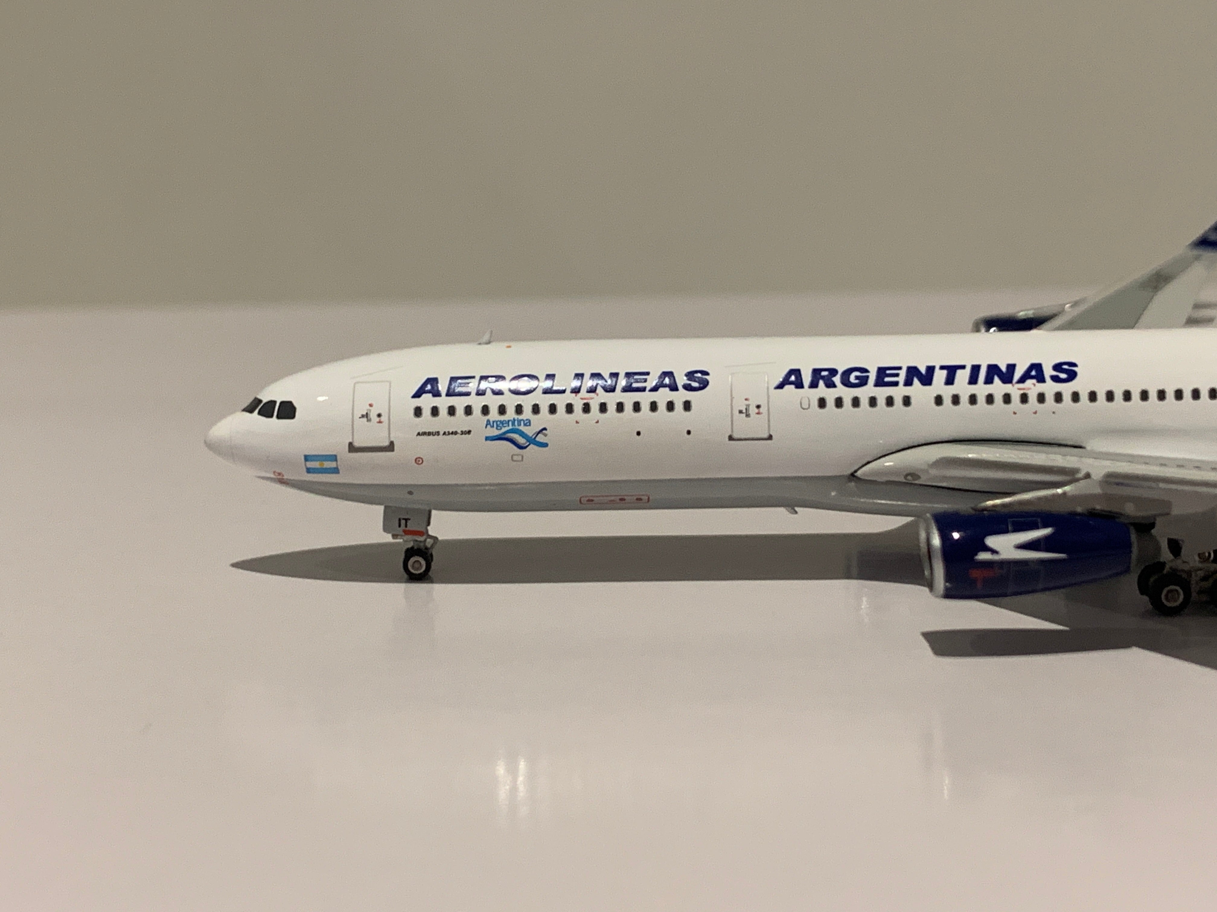 Phoenix A340-300 アルゼンチン航空 LV-BIT 1/400[11895]