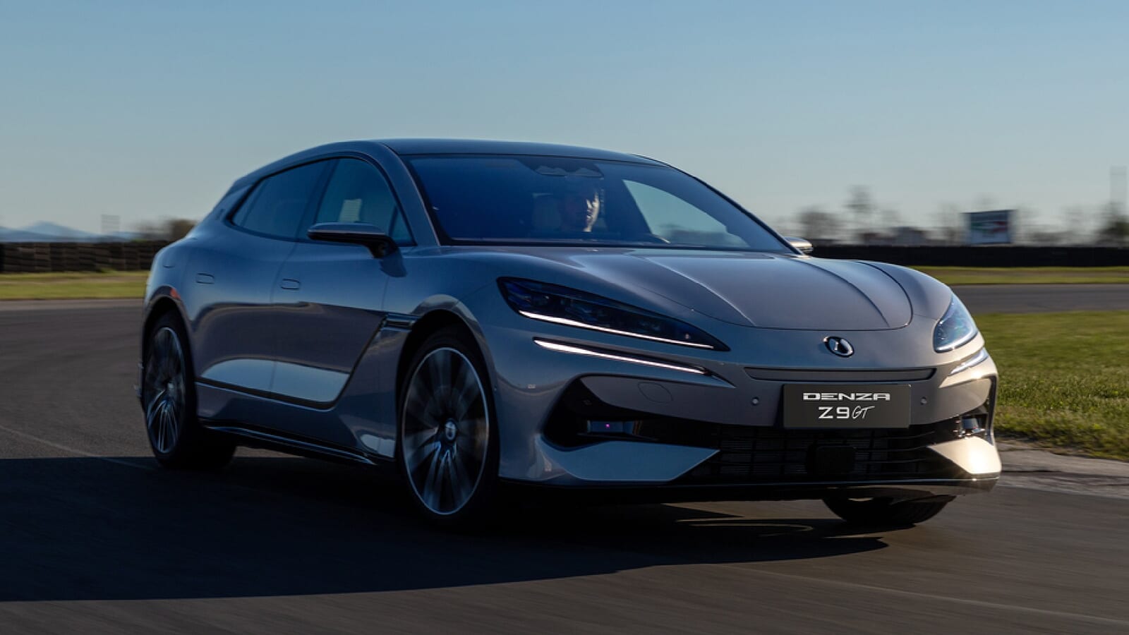 945馬力！BYDの高級ブランド「デンツァ」の新型EVワゴン、Z9 GTが英国