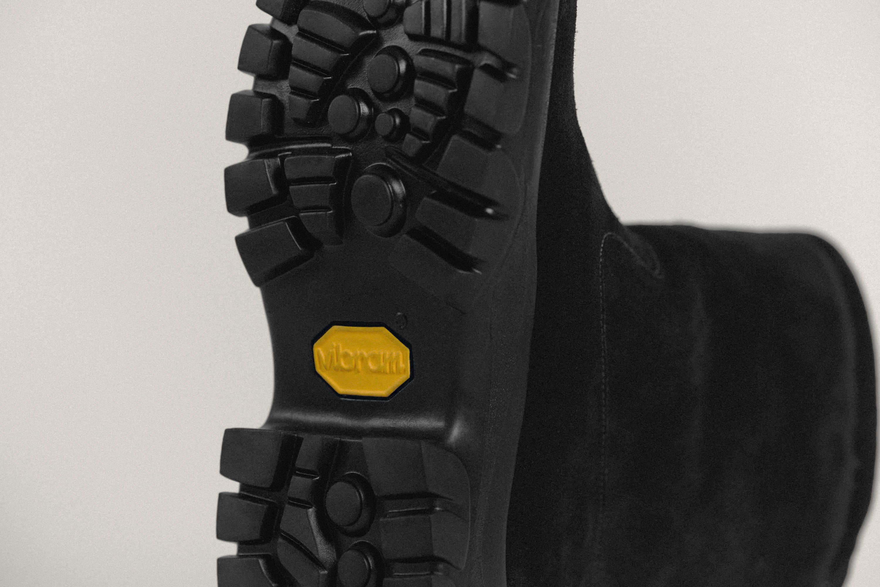 BOOTS MASSOT BLACK – TOUT Y EST JP