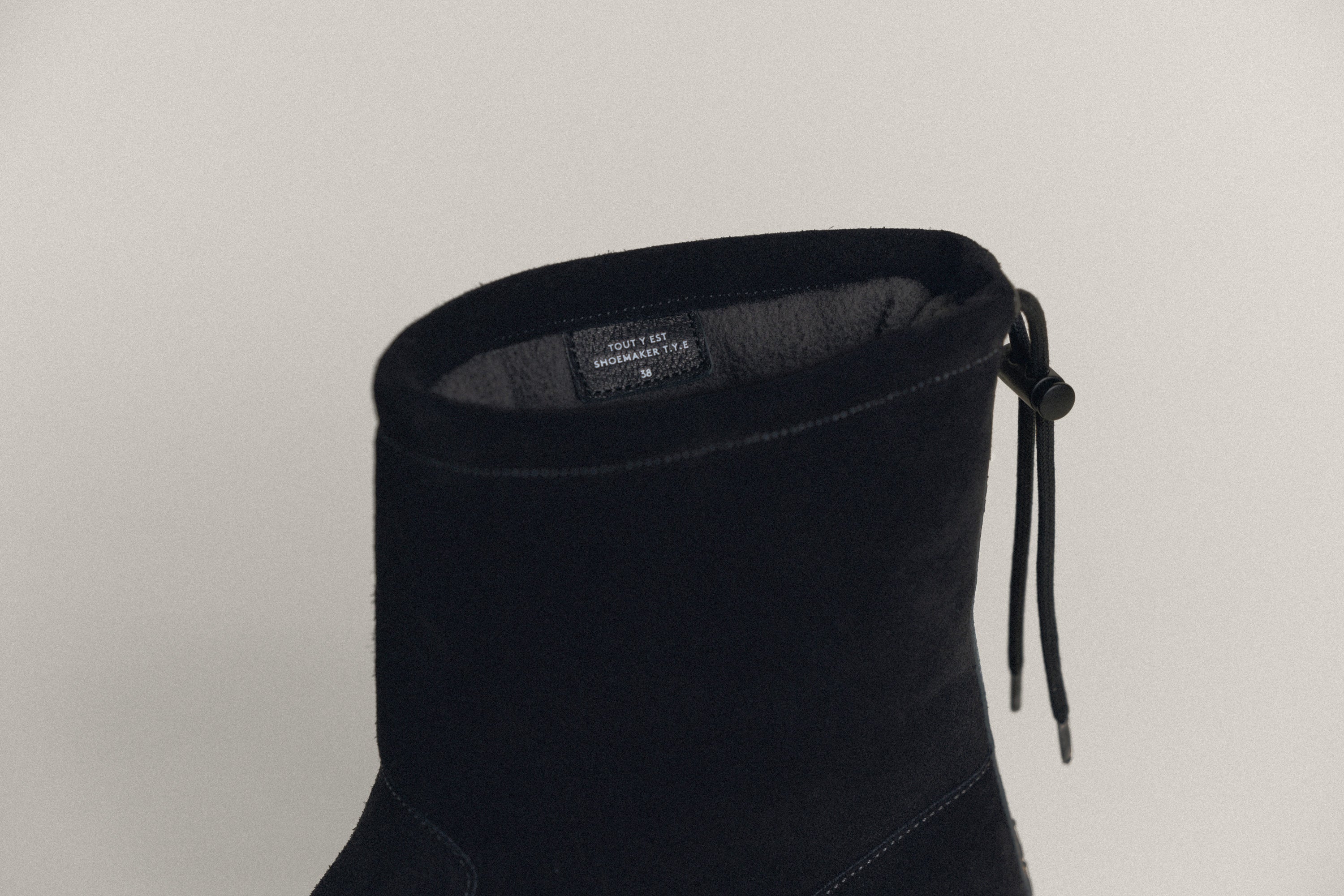 BOOTS MASSOT BLACK – TOUT Y EST JP