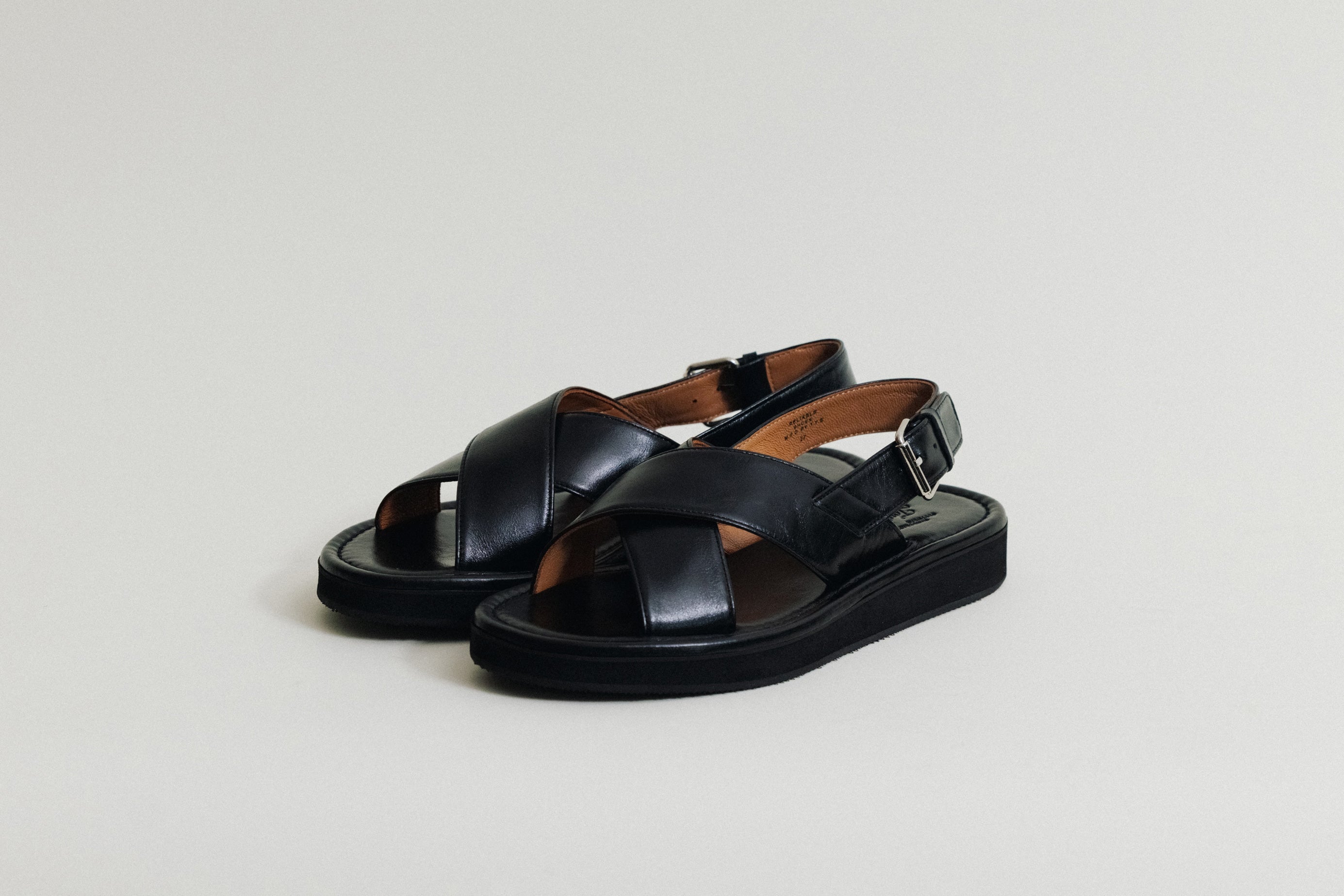 SANDALE LÉAUD BLACK – TOUT Y EST JP