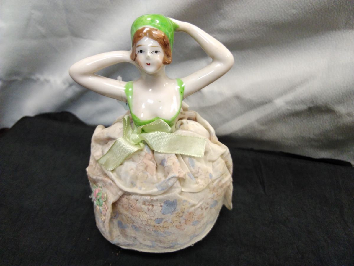 584ハーフドール3体陶器の女性像 イギリス買い付けピンクッション 584