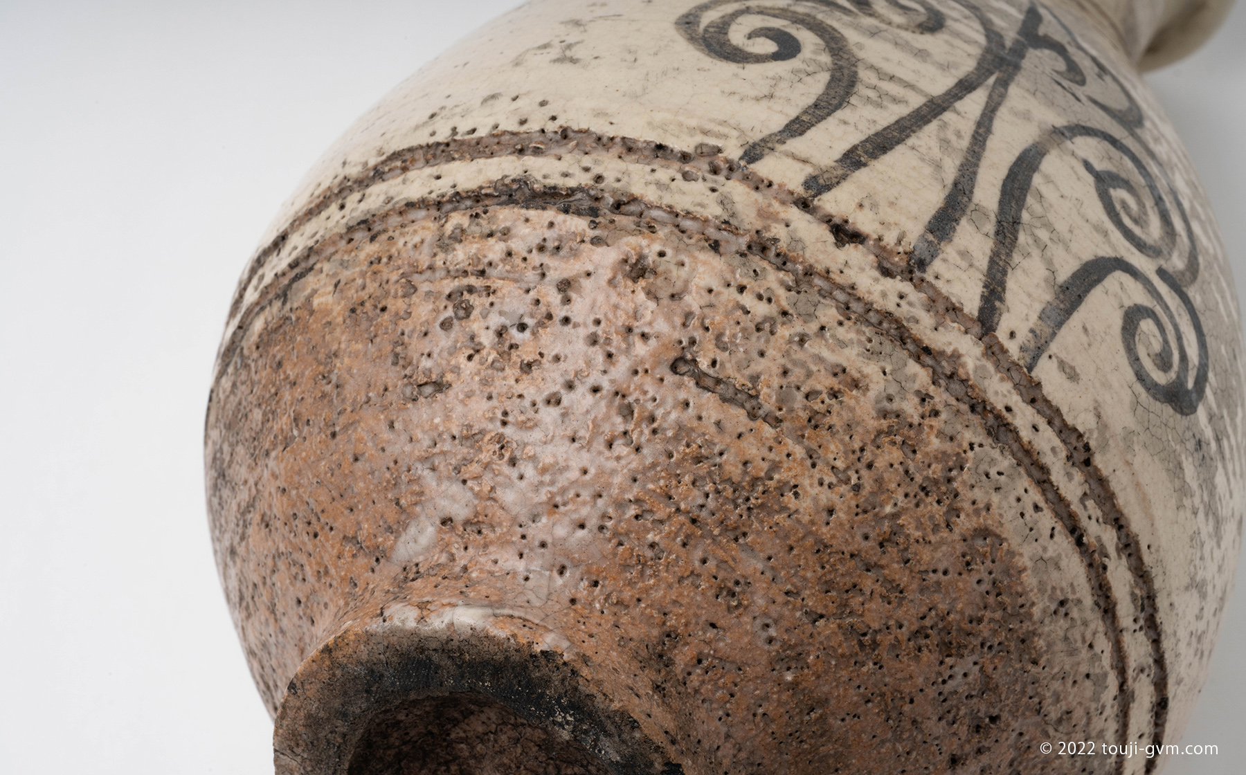 鶏龍山（けいりゅうざん）とは｜日本で人気の粉青沙器の種類や特徴