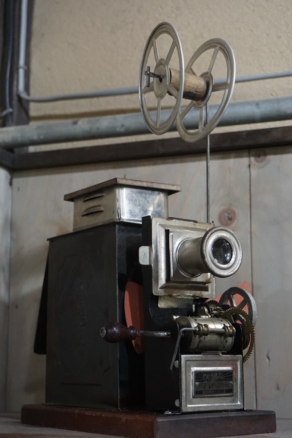 紙製透過フィルム、そして、おもちゃ映写機も｜コラム｜スタッフブログ