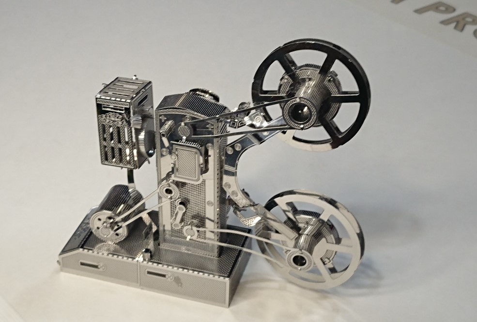 小さな組み立て式映写機も完成しました‼｜コラム｜スタッフブログ