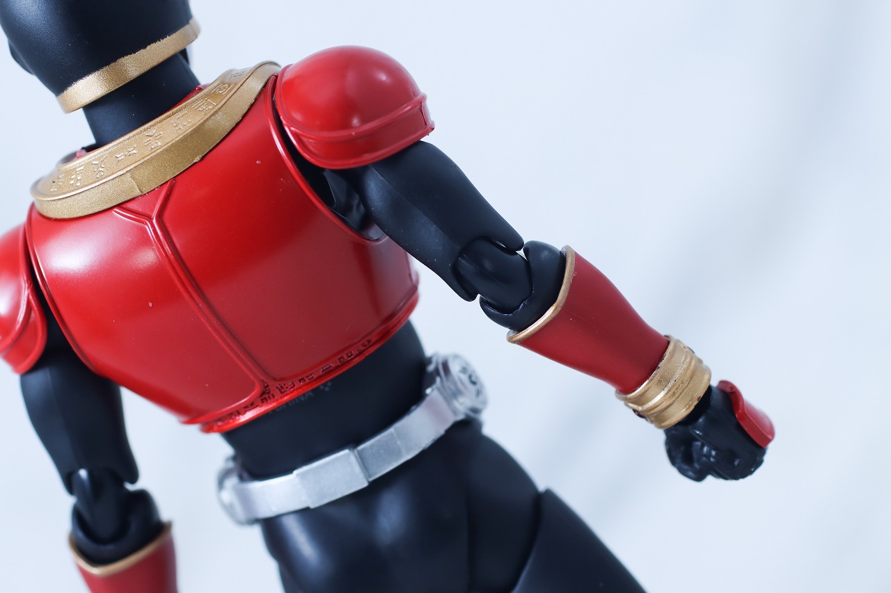 S.H.フィギュアーツ 真骨彫製法 仮面ライダークウガ マイティフォーム