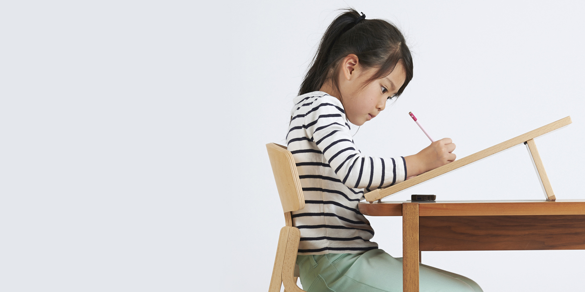 SLANT UP - スラントアップ 子どもたちの姿勢を守る20°｜豊橋木工株式会社