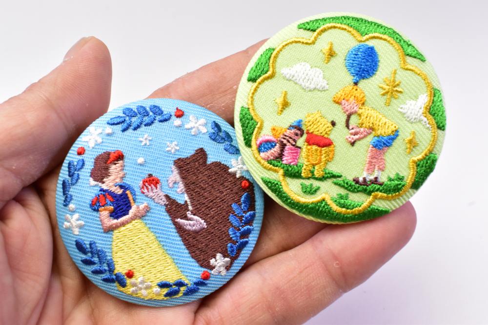 2024年8月17日(土)｜新商品案内】「Disney Characters 刺繍缶バッジ