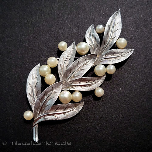 楽天市場】トリファリ ブローチ Trifari パール銀葉 ヴィンテージ