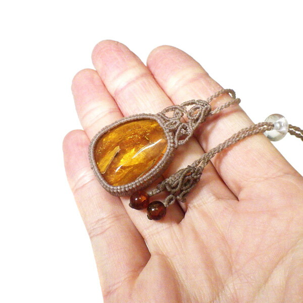 楽天市場】アンバー(琥珀) マクラメペンダント 天然石ペンダント