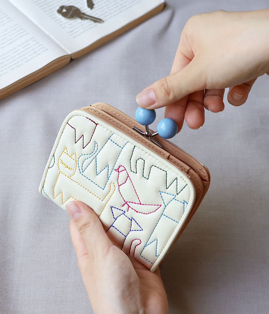 楽天市場】二つ折り財布 外付け小銭入れ がま口 アニマル 犬 ネコ 刺繍