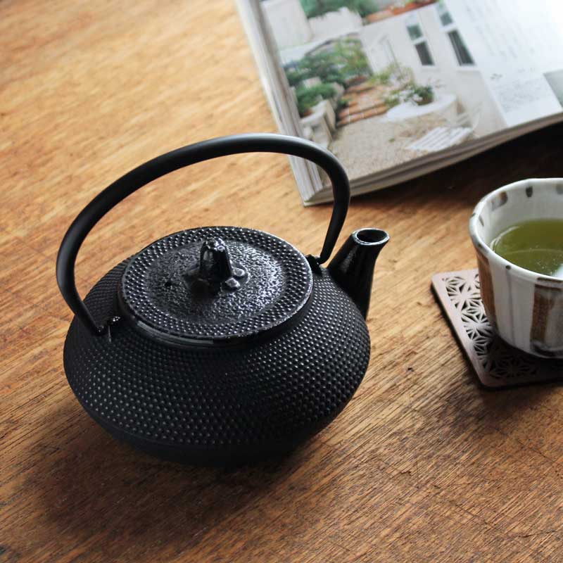 楽天市場】【南部鉄器】鉄瓶 鉄急須 兼用瓶 丸アラレ（茶こし付） 0.5L