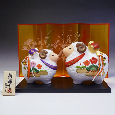 楽天市場】瀬戸焼錦彩招福未陶器の置物（金銀槌・松竹梅）【羊、ひつじ