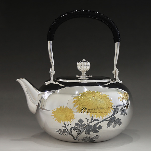 純銀製 菊筋文 玉石摘 急須 銀瓶 煎茶道具 純銀製 菊文 唐木手 急須 銀