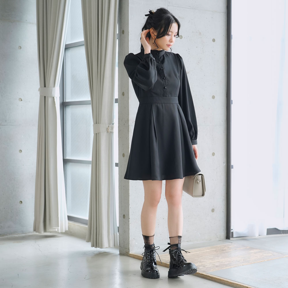 Olu. フリル付き黒長袖ミニワンピース Olu. フリル付き黒長袖ミニ