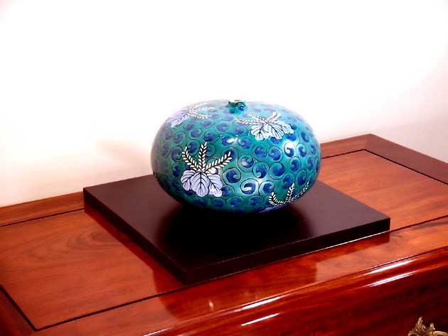 楽天市場】有田焼・伝統工芸・総手描き色鍋島様式唐草桐絵飾り花瓶陶芸