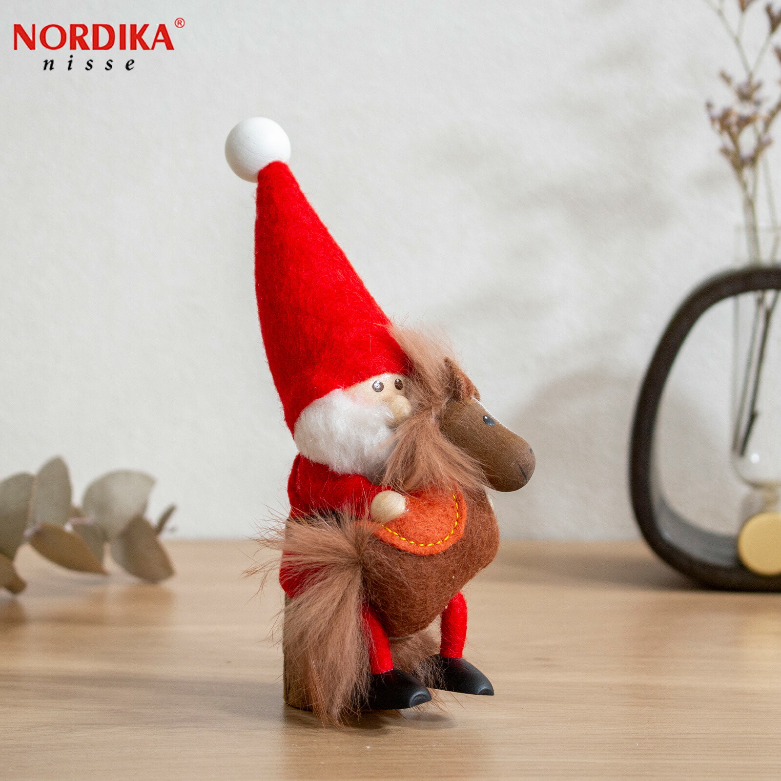 楽天市場】ノルディカニッセ 2025 新作 馬を抱えたサンタ 干支 赤