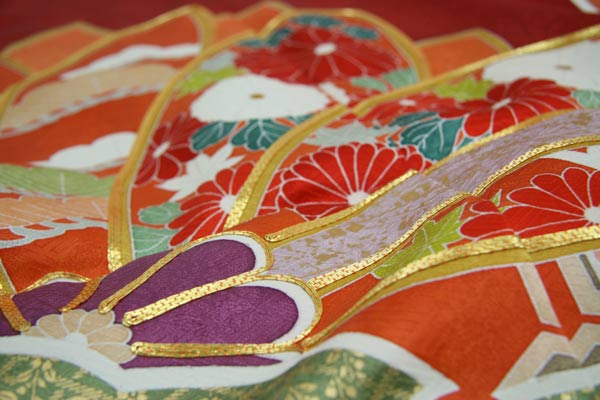 楽天市場】未仕立て正絹中振袖 赤地紗綾型地紋に吉祥古典雪輪模様