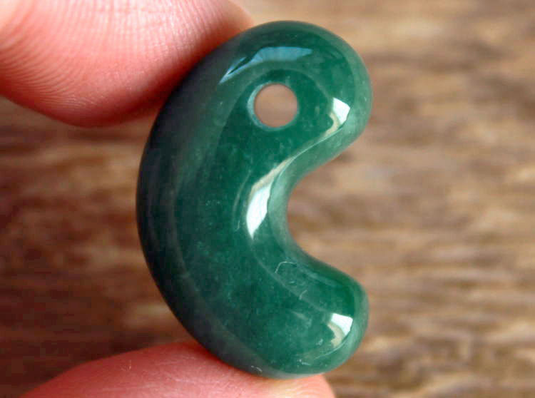 楽天市場】糸魚川翡翠勾玉 M04115元粋 作25.8mm*16.8mm*10mm : 糸魚川