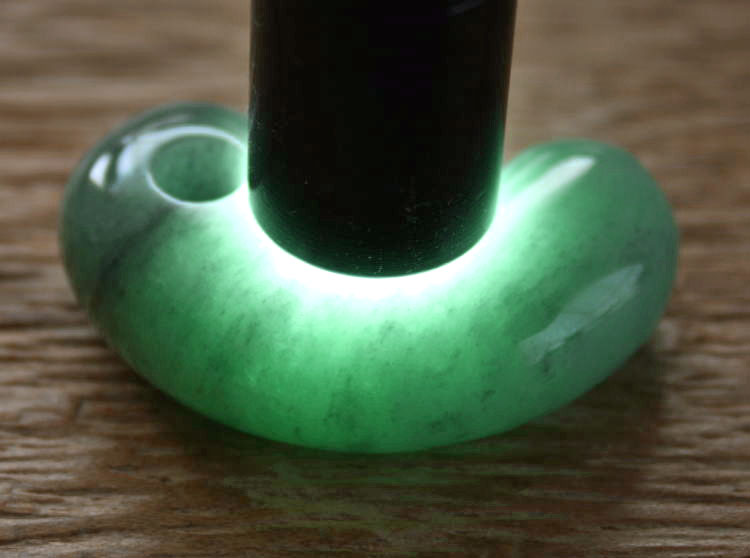 楽天市場】糸魚川翡翠勾玉 M05678元粋 作36mm*23mm*11mm : 糸魚川