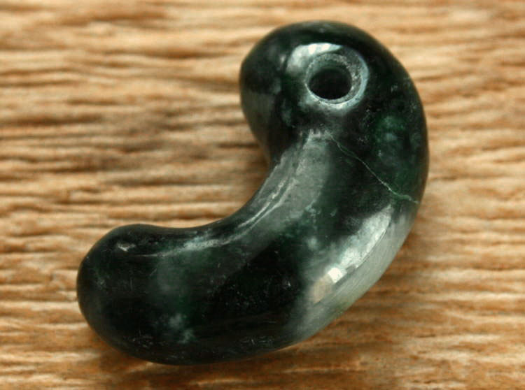 楽天市場】糸魚川産蛇紋岩＆翡翠勾玉 SZ0699浅葱加工販売 制作32mm