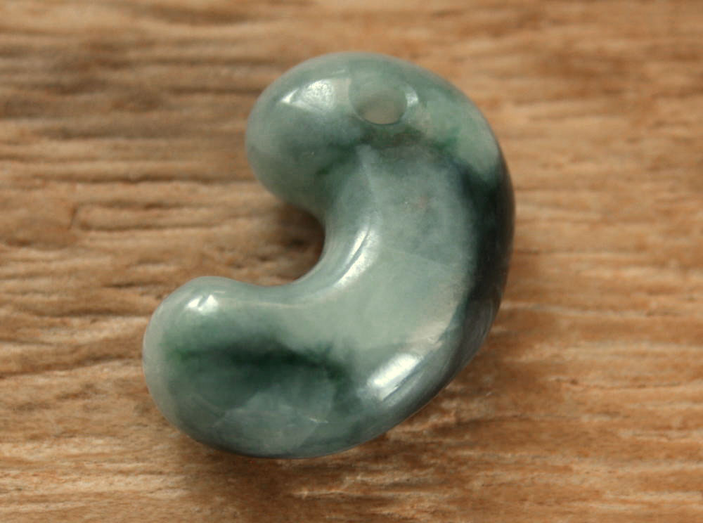 天然石 糸魚川 翡翠 ヒスイ 勾玉 ③ プレミアム・神話の勾玉・透明感良し・艶美麗】（プレミアム濃緑色