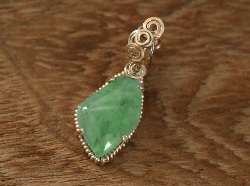 楽天市場】糸魚川翡翠勾玉 M06035豊翠 作43mm*29mm*15mm : 糸魚川