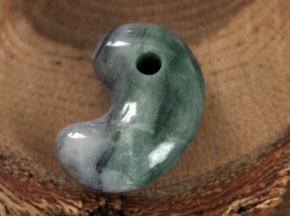 糸魚川翡翠　勾玉 丸々ぷっくり 楽天市場】国産 糸魚川産 高級本翡翠 武藤玄功作 『 弥栄大勾玉