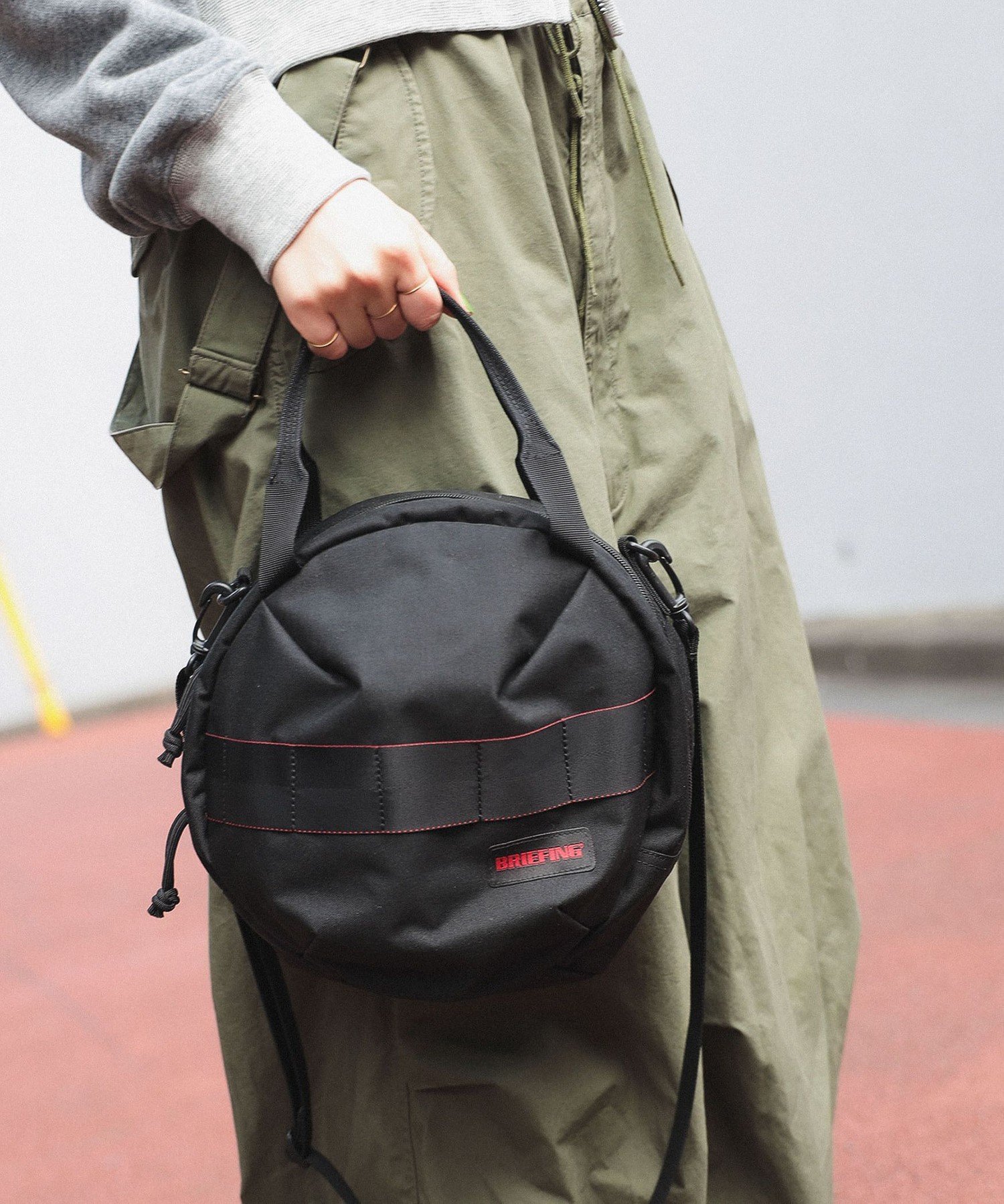 BEAMS WOMEN｜【別注】BRIEFING / ヘルメット バッグ バッグ ギフト