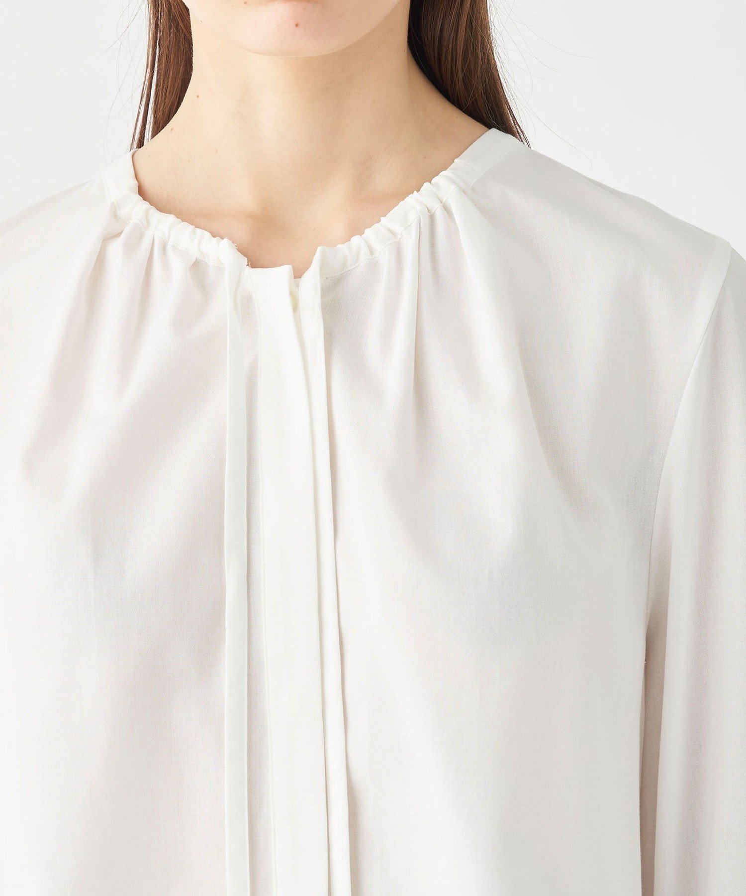 TOMORROWLAND｜クリスタルコットン ギャザーVネックブラウス | Rakuten