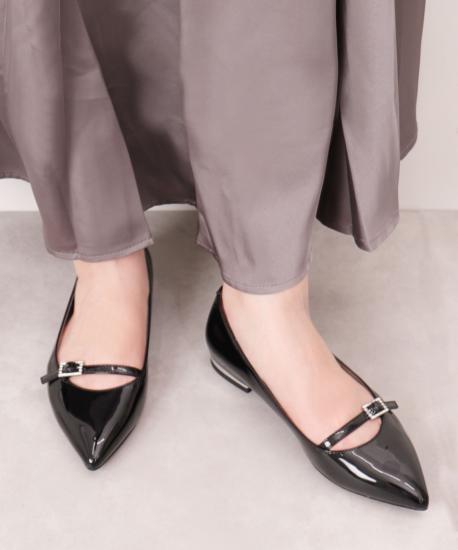 artemis by DIANA｜ビジューバックルストラップ ポインテッドトゥ