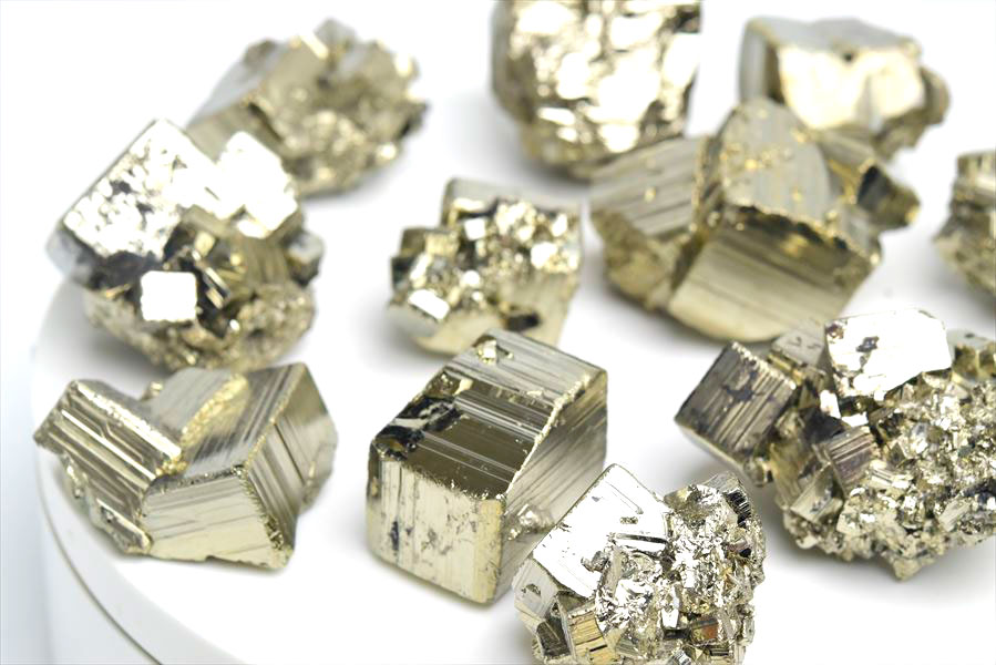 楽天市場】パイライト 黄鉄鉱 ミニクラスター 原石ギラギラ結晶ペルー