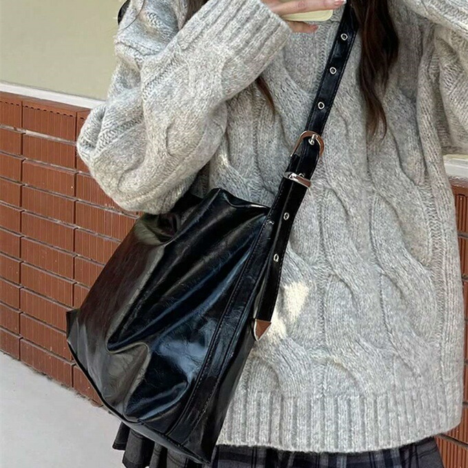 楽天市場】大容量 トートバッグ パテントレザー、柔らかいレザー 黒